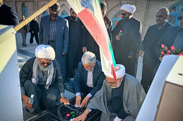 وزیر فرهنگ و ارشاد اسلامی غبار از مزار شهدای امامزاده سید حمزه کاشمر برداشت