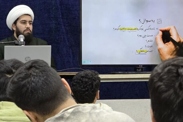 حضور دانش‌آموزان معتکف ناحیه دو شهرری در جلسات بصیرتی