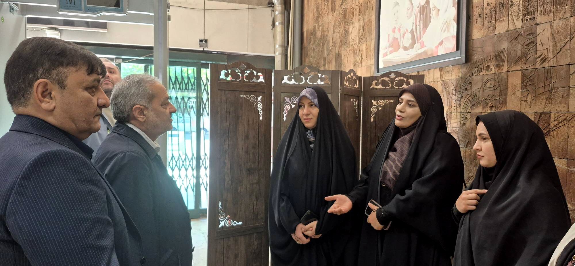 حضور میدانی وزیر آموزش‌وپرورش در ورودی وزارتخانه؛ گفت‌وگوی مستقیم با مراجعان
