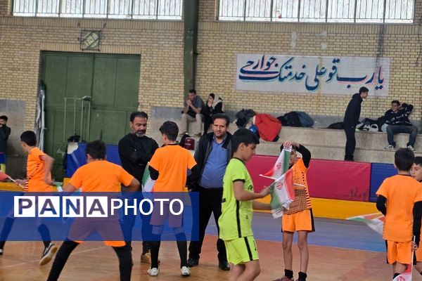 رقابت دانش‌آموزان رباط‌کریم در مسابقات بین مدرسه‌ای فوتسال