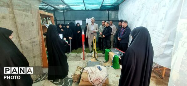 حضور معاون تشکیلات سازمان دانش‌آموزی در غرفه «نوجوان مبارز» 