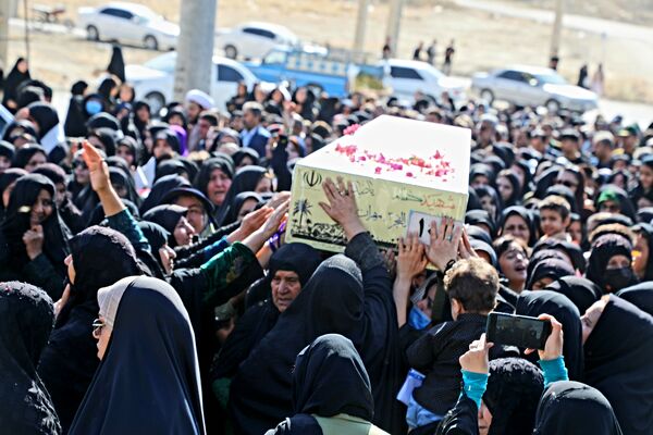 استقبال باشکوه مردم لنده از شهدای گمنام