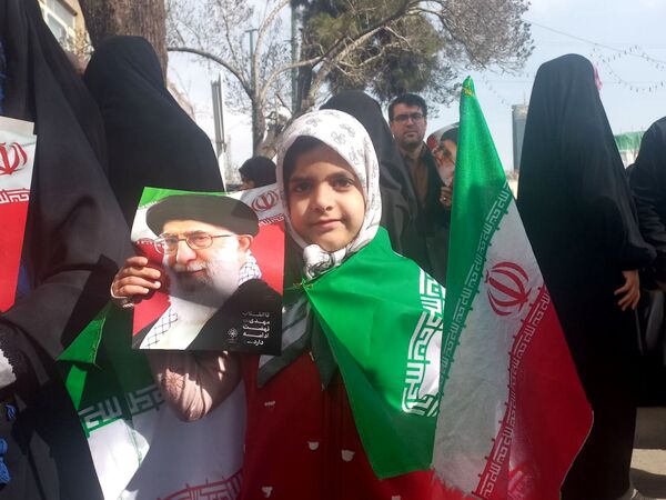 حضور دانش آموزان دبستان نرجس در راهپیمایی ۲۲بهمن 