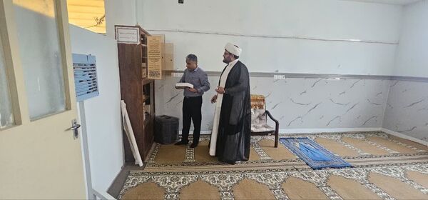 غبارروبی نمازخانه‌های مدارس قشم در آستانه سال تحصیلی جدید