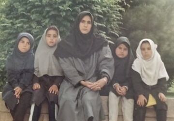 ملاقات معلم با دانش‌آموزان خود بعد از ۳۲ سال