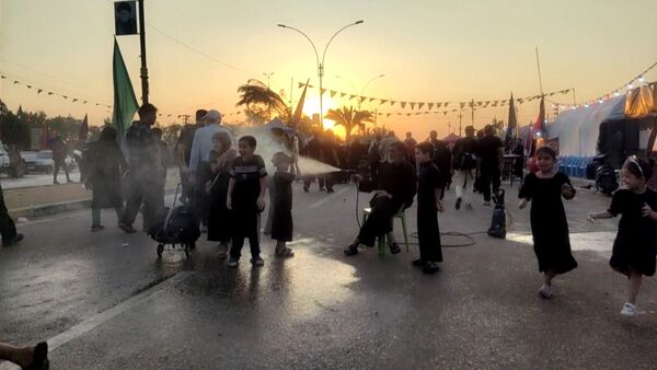پیاده روی پرشور اربعین حسینی از جاده نجف تا کربلا