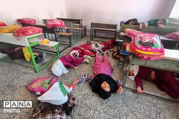 مراسم چهلمین روز شهدای دانش‌آموز مدرسه شجره طیبه میناب در دبستان ام البنین دیشموک