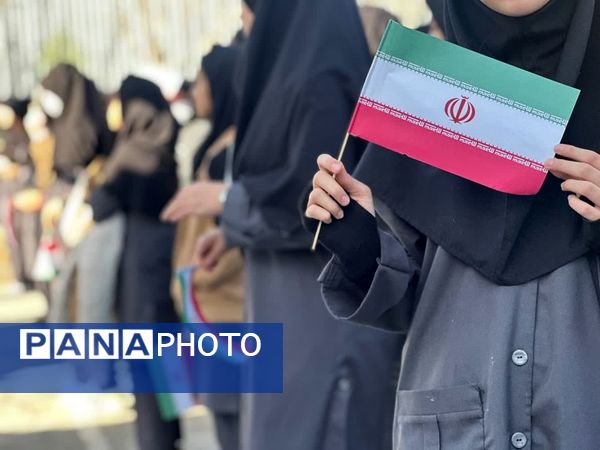 نواختن زنگ انقلاب در دبیرستان هیأت‌امنایی طه