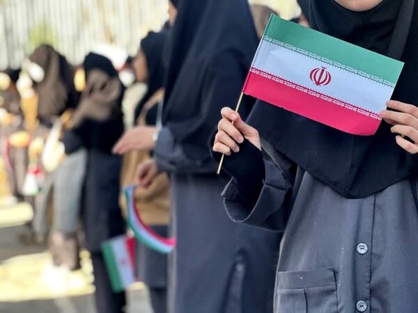 نواختن زنگ انقلاب در دبیرستان هیأت‌امنایی طه