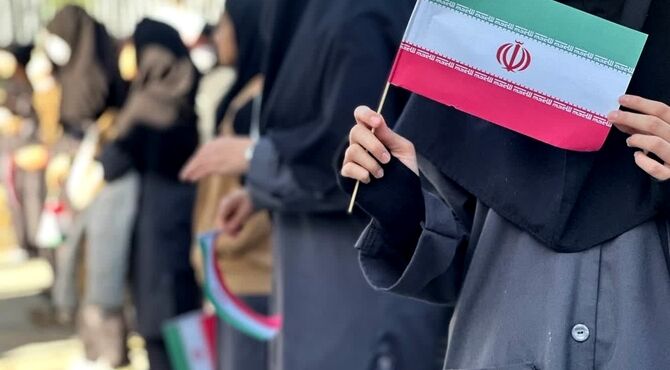 نواختن زنگ انقلاب در دبیرستان هیأت‌امنایی طه
