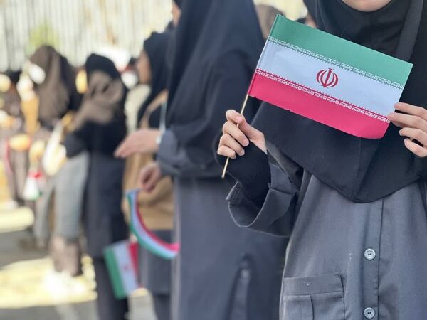 نواختن زنگ انقلاب در دبیرستان هیأت‌امنایی طه