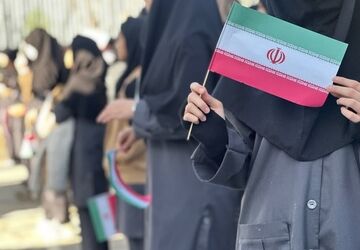 نواختن زنگ انقلاب در دبیرستان هیأت‌امنایی طه