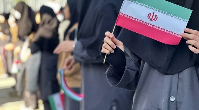 نواختن زنگ انقلاب در دبیرستان هیأت‌امنایی طه