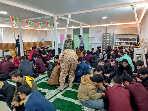 کلاس عملی  آمادگی دفاعی در دبیرستان نمونه آیت الله خامنه ای 