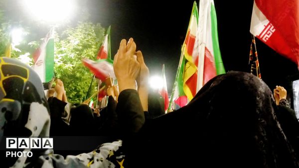 قلب‌های مردم به عشق وطن در چهار باغ خرم‌ آباد، برای ایران تپید