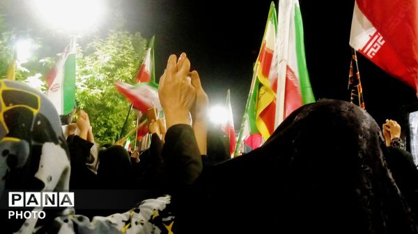 قلب‌های مردم به عشق وطن در چهار باغ خرم‌ آباد، برای ایران تپید