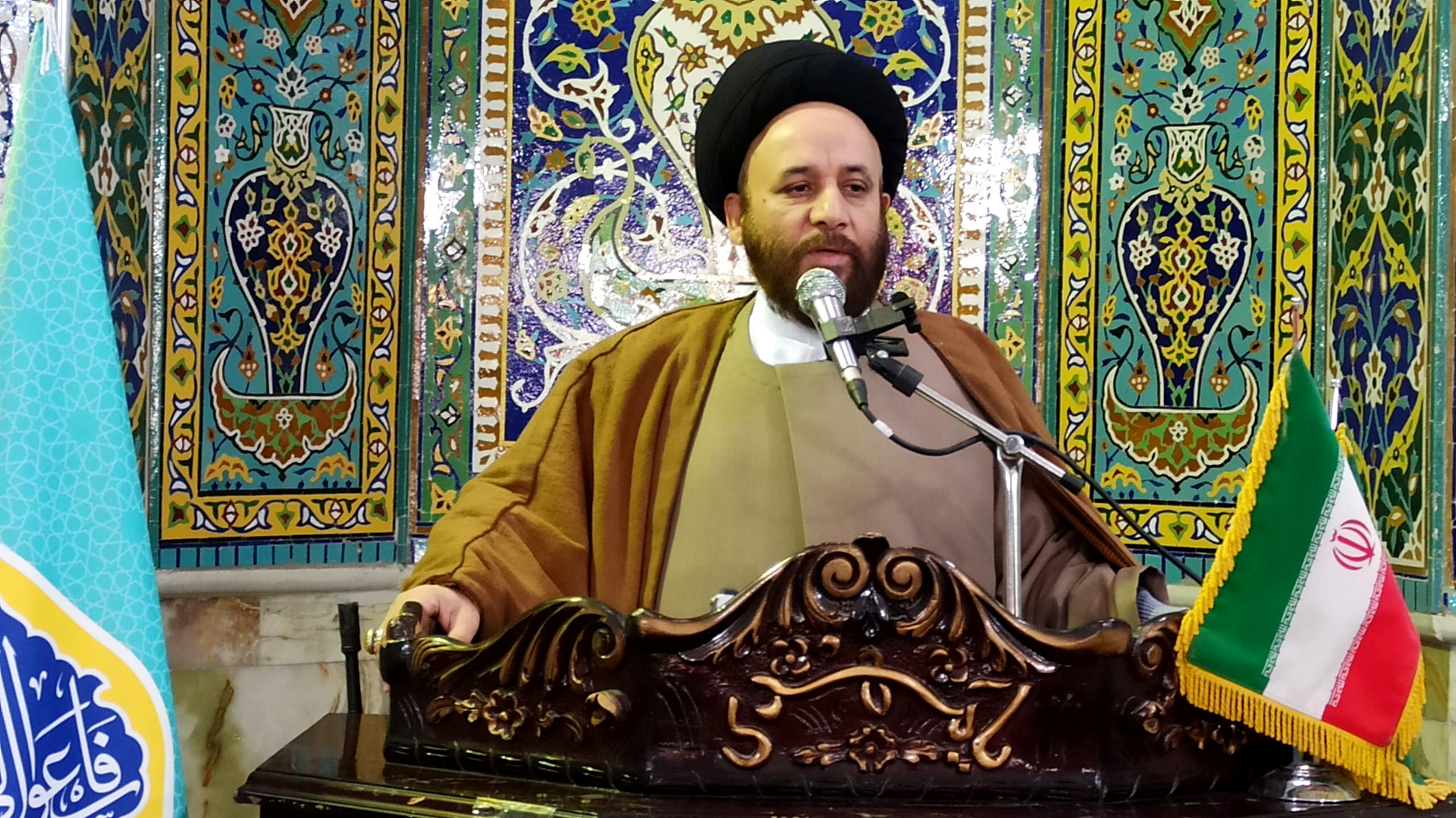 حوزه علمیه  مبلغان دینی را تربیت و از عقاید اسلامی دفاع می‌کند