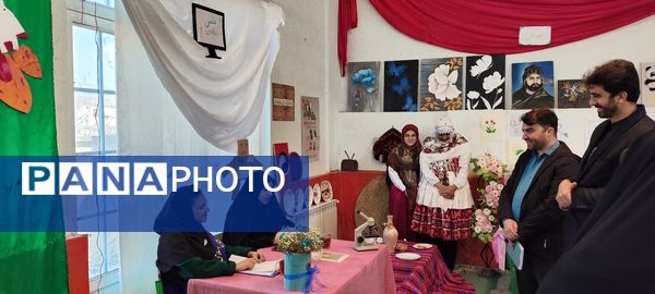 افتتاح نمایشگاه مدرسه انقلاب دبیرستان بهارآزادی 