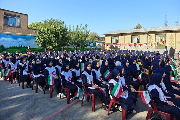 نواختن زنگ مهر و ایثار در دبیرستان عصمتیه کرمانشاه 