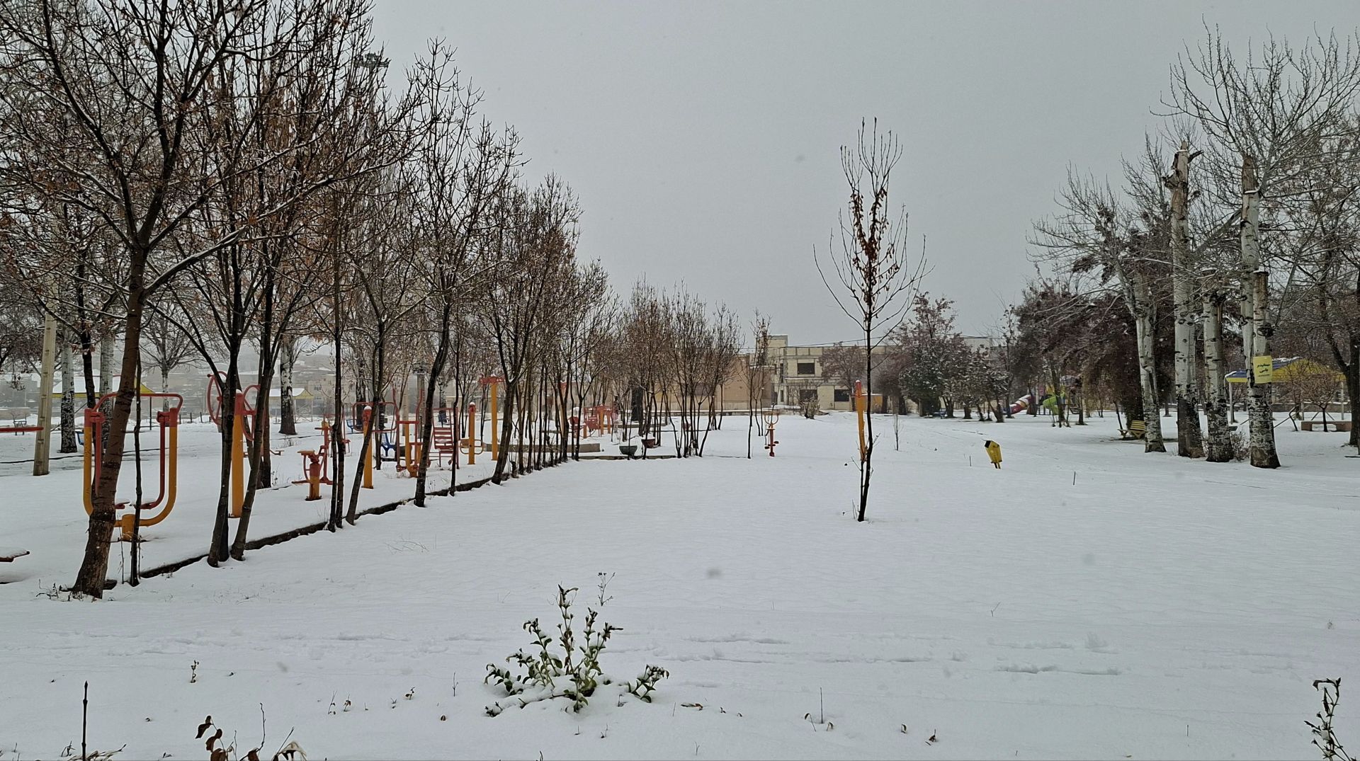 تردد در تمامی محورهای کوهستانی رضوانشهر فقط با زنجیر چرخ امکان‌پذیر است
