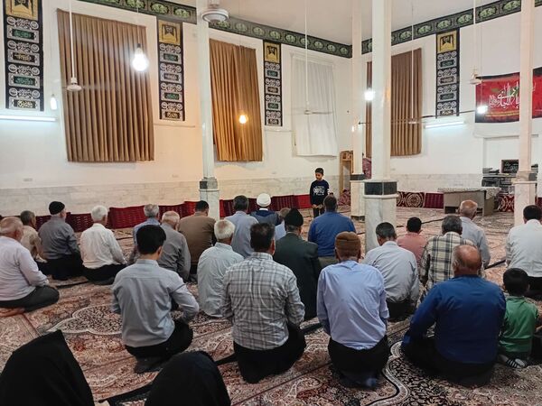 نماز جماعت در مراسم شب بیعت با امام زمان (عج) در خلیل آباد