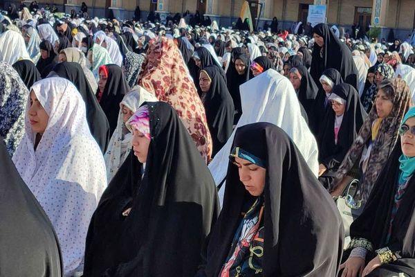 شکوه وحدت مردم شیراز در نماز عید فطر در حرم شاهچراغ(ع)