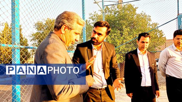 فرماندار کاشمر از سالن و چمن مصنوعی روستای قوژد بازدید کرد