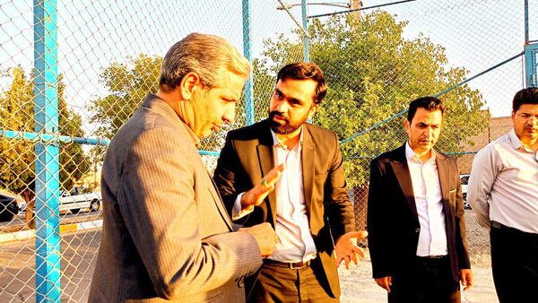 فرماندار کاشمر از سالن و چمن مصنوعی روستای قوژد بازدید کرد