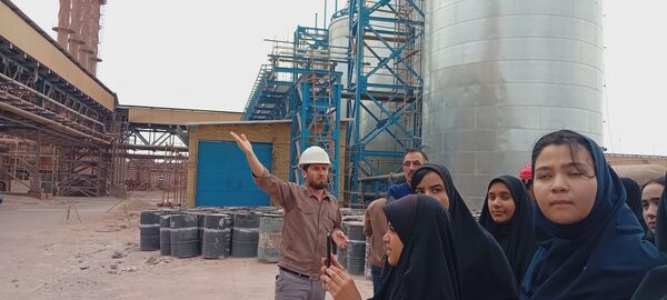 بازدید دانش‌آموزان از کارخانه آلومینای جاجرم و قلعه جلال الدین شهرستان گرمه