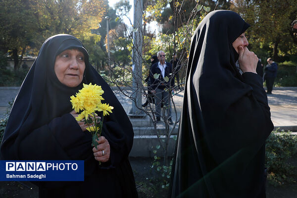 تشییع پیکرهای ۱۰۰ شهید گمنام از مقابل دانشگاه تهران