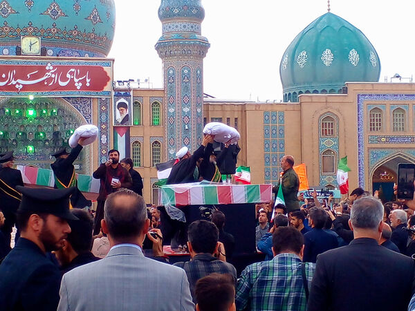 مراسم تشییع و خاکسپاری دو شهید گمنام دوران دفاع مقدس در قم