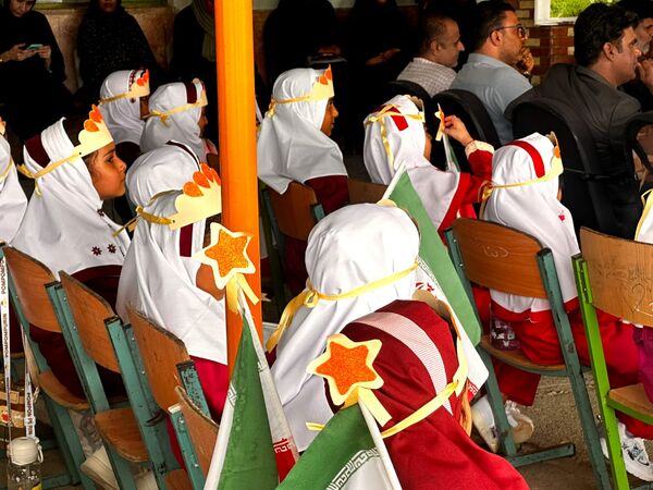 جشن شکوفه‌ها و طنین زنگ مهر در مدرسه فاطمه‌ الزهرا شهرستان جاسک