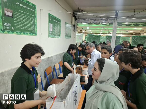 جشن علم در نمایشگاه «فانوس»؛ نمایش قدرت پژوهشگری دانش‌آموزان علامه حلی ۲
