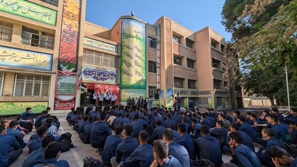 کنگره برزگداشت شهدای دانش‌آموزی دبیرستان هاتف اصفهان