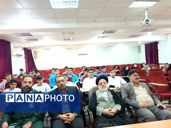 تقدیر از دانش‌آموزان برگزیده نمایشگاه دستاوردهای انقلاب اسلامی در دبیرستان طلایه داران شهید ناصری