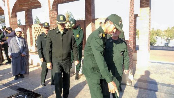 آغاز هفته بسیج دانش‌آموزی با غبارروبی مزار شهدای جوادالائمه توسط مسئولان و دانش‌آموزان بسیجی