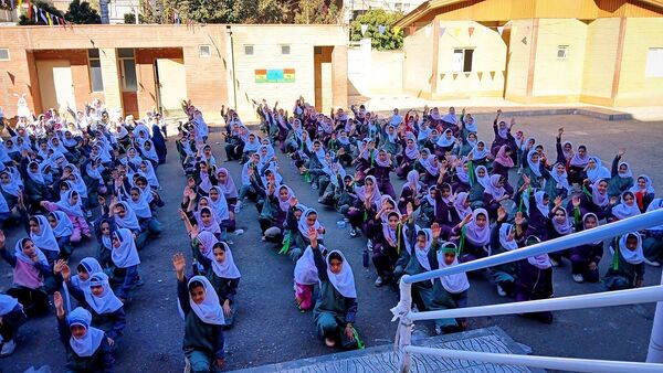 شور میهنی در صف دانش‌آموزان نظرآباد
