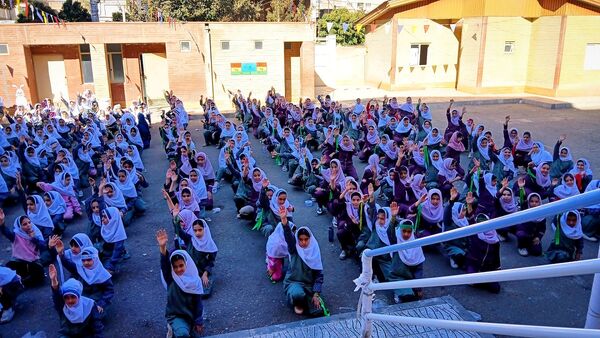 شور میهنی در صف دانش‌آموزان نظرآباد