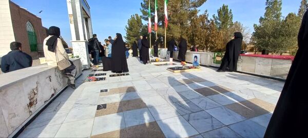 دومین شب چراغ برات در امامزاده و گلزار شهدای روستای مهدی آباد خلیل آباد 