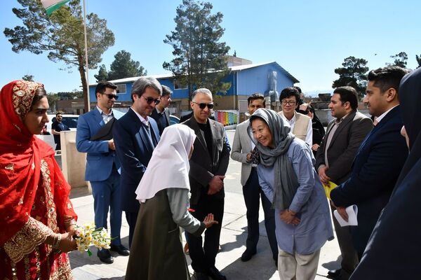 حضور نماینده کمیساریای عالی سازمان ملل در دبستان وحدت بیرجند 