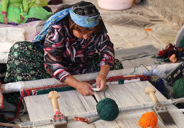 قالی‌بافی؛ دنیای زیبای گل‌های رنگارنگ بر دار قالی