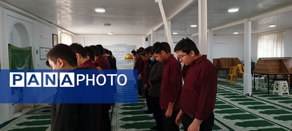 برپایی نماز جماعت در دبیرستان نمونه ایمان الله خامنه ای 