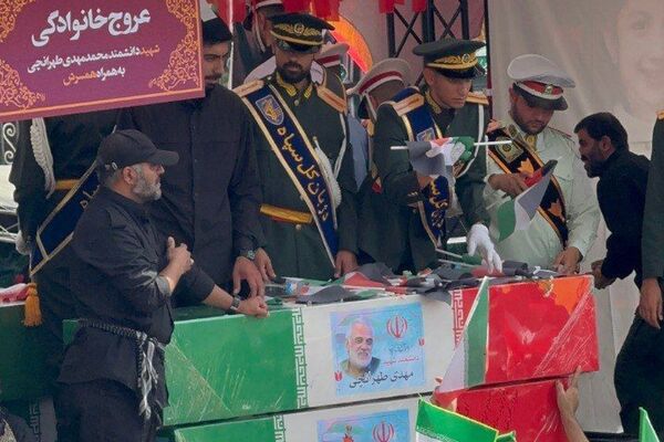 تشییع باشکوه پیکر شهدای اقتدار با حضور دانش‌آموزان رباط کریم در تهران