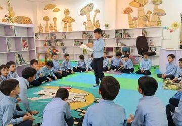 دانش‌آموزان دبستان شهیدآیت الله سیدمصطفی خمینی مهمان کتابخانه مرکزی میبد
