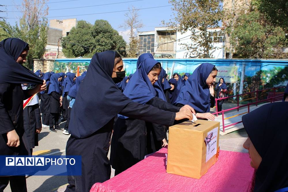 برگزاری انتخابات همیار مشاوران دبیرستان حضرت معصومه(س) ناحیه چهار کرج 