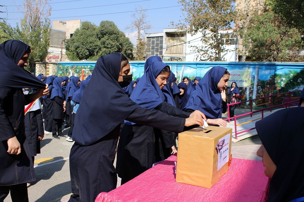 برگزاری انتخابات همیار مشاوران دبیرستان حضرت معصومه(س) ناحیه چهار کرج 