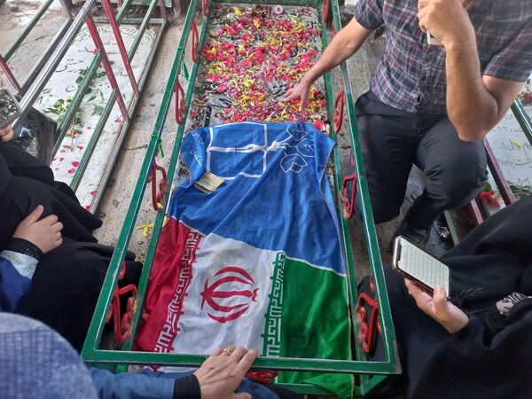 غبارروبی مزارشهدا توسط دانش‌آموزان منطقه ۱۳