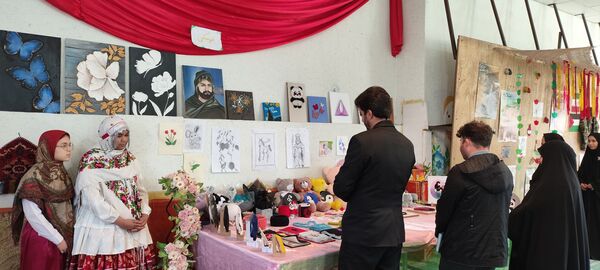 افتتاح نمایشگاه مدرسه انقلاب دبیرستان بهارآزادی 