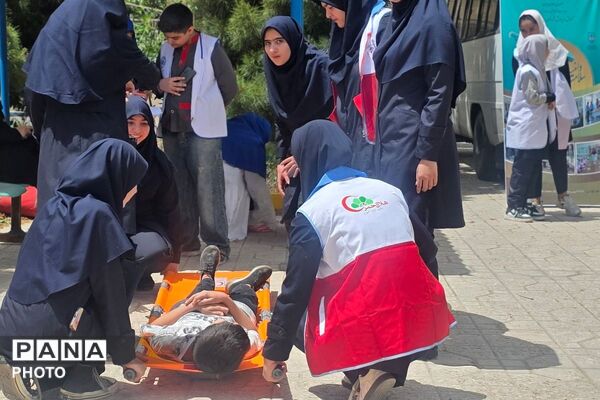 نمایی از یک روز آموزشی؛ سفیران سلامت در کنار کارشناسان بهداشت و هلال‌احمر