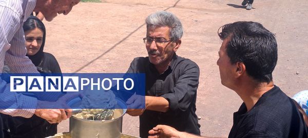 پخش نذری ظهر عاشورا در روستای حسن آباد بلهر 